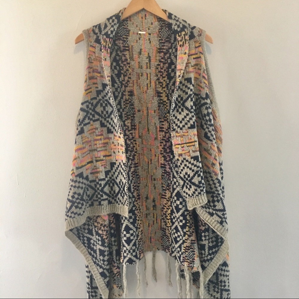 ⬇️ $32 SALE: Urban Outfitters Shawl / Poncho